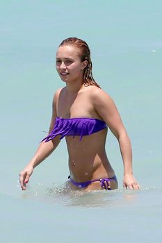Фигура Хайден Панеттьери в бикини на пляже в Майами фото #1
