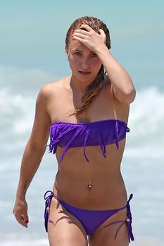 Фигура Хайден Панеттьери в бикини на пляже в Майами фото #4