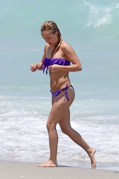 Фигура Хайден Панеттьери в бикини на пляже в Майами фото #5
