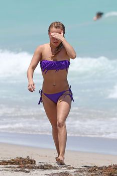 Фигура Хайден Панеттьери в бикини на пляже в Майами фото #6