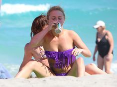 Фигура Хайден Панеттьери в бикини на пляже в Майами фото #14