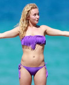 Фигура Хайден Панеттьери в бикини на пляже в Майами фото #39