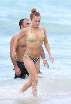 Сексуальное тело Хайден Панеттьери в бикини на пляже Майами фото #2