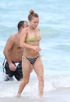 Сексуальное тело Хайден Панеттьери в бикини на пляже Майами фото #3