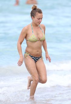 Сексуальное тело Хайден Панеттьери в бикини на пляже Майами фото #6