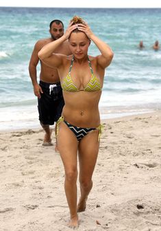 Сексуальное тело Хайден Панеттьери в бикини на пляже Майами фото #15