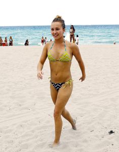 Сексуальное тело Хайден Панеттьери в бикини на пляже Майами фото #19