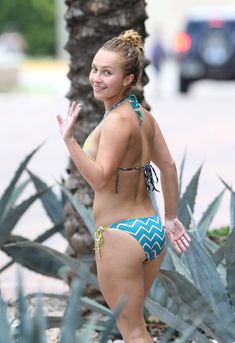 Сексуальное тело Хайден Панеттьери в бикини на пляже Майами фото #30