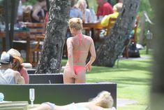 Хайден Панеттьери в розовом бикини на пляже в Гавайях фото #1