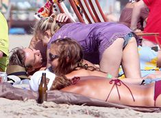 Кристен Белл загорает на пляже в Малибу фото #1