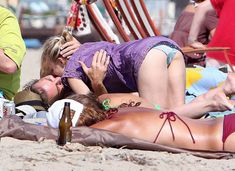 Кристен Белл загорает на пляже в Малибу фото #3