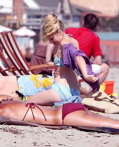 Кристен Белл загорает на пляже в Малибу фото #6