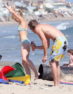 Кристен Белл загорает на пляже в Малибу фото #25