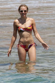 Кристен Белл в бикини на пляже Майами фото #6