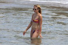 Кристен Белл в бикини на пляже Майами фото #7