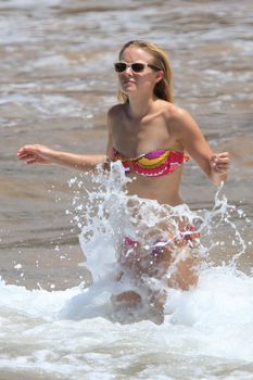 Кристен Белл в бикини на пляже Майами фото #10