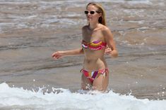Кристен Белл в бикини на пляже Майами фото #11