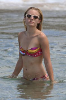 Кристен Белл в бикини на пляже Майами фото #12