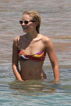 Кристен Белл в бикини на пляже Майами фото #13