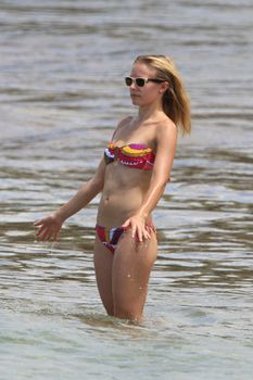 Кристен Белл в бикини на пляже Майами фото #15