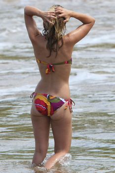Кристен Белл в бикини на пляже Майами фото #18