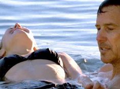 Маленькая грудь Кристен Белл в черном купальнике фото #7