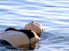 Маленькая грудь Кристен Белл в черном купальнике фото #8