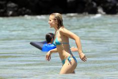 Кристен Белл в голубом бикини на Гавайях фото #8