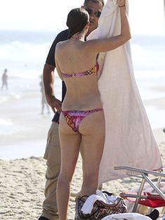 Секси Лейтон Мистер в бикини на пляже в Рио-де-Жанейро фото #21