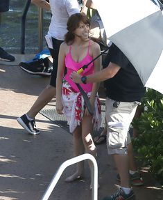 Анна Кендрик в розовом монокини у бассейна на Гавайях фото #15