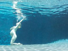 Обнаженная беременная Дженьюэри Джонс под водой в бассейне фото #2