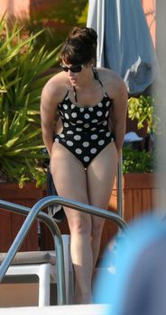 Джемма Артертон в монокини возле бассейна фото #2