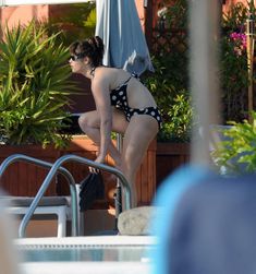 Джемма Артертон в монокини возле бассейна фото #5