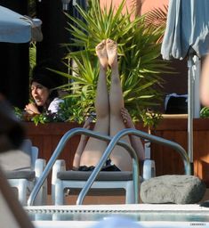 Джемма Артертон в монокини возле бассейна фото #6