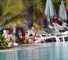 Джемма Артертон в бикини возле бассейна фото #7