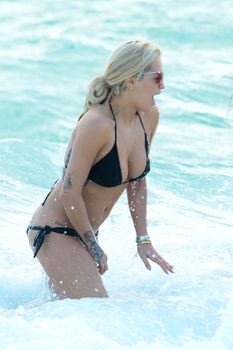 Аппетитная Рита Ора в черном бикини на пляже Майами фото #9