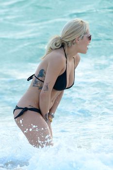 Аппетитная Рита Ора в черном бикини на пляже Майами фото #10
