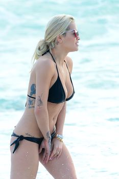 Аппетитная Рита Ора в черном бикини на пляже Майами фото #33