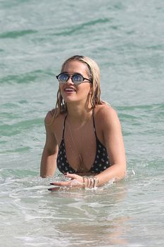 Возбуждающая Рита Ора в бикини на пляже Майами фото #4