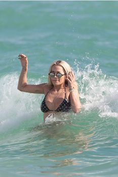 Возбуждающая Рита Ора в бикини на пляже Майами фото #6
