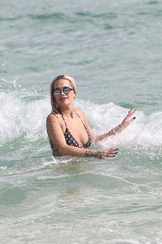 Возбуждающая Рита Ора в бикини на пляже Майами фото #7