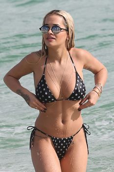 Возбуждающая Рита Ора в бикини на пляже Майами фото #9