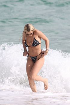 Возбуждающая Рита Ора в бикини на пляже Майами фото #18