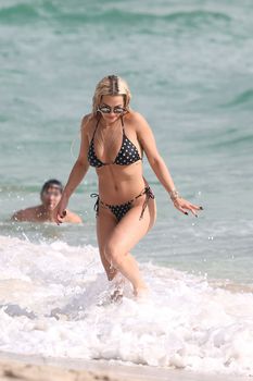 Возбуждающая Рита Ора в бикини на пляже Майами фото #22