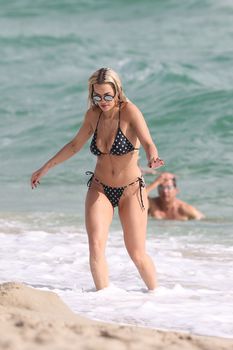 Возбуждающая Рита Ора в бикини на пляже Майами фото #24