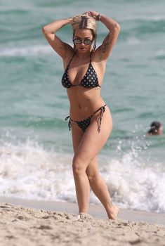 Возбуждающая Рита Ора в бикини на пляже Майами фото #37