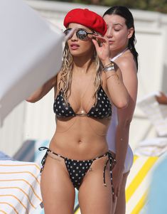 Возбуждающая Рита Ора в бикини на пляже Майами фото #52