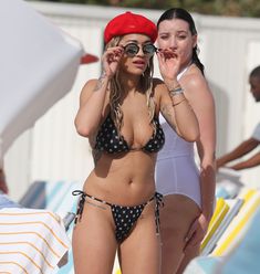 Возбуждающая Рита Ора в бикини на пляже Майами фото #55