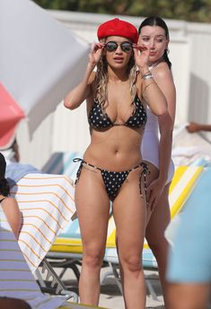 Возбуждающая Рита Ора в бикини на пляже Майами фото #56