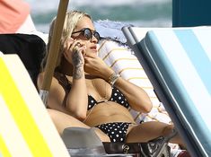 Возбуждающая Рита Ора в бикини на пляже Майами фото #65
